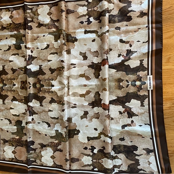 New Burberry Scarf Iconic Animal Print Silk Wrap - Picture 2 of 9